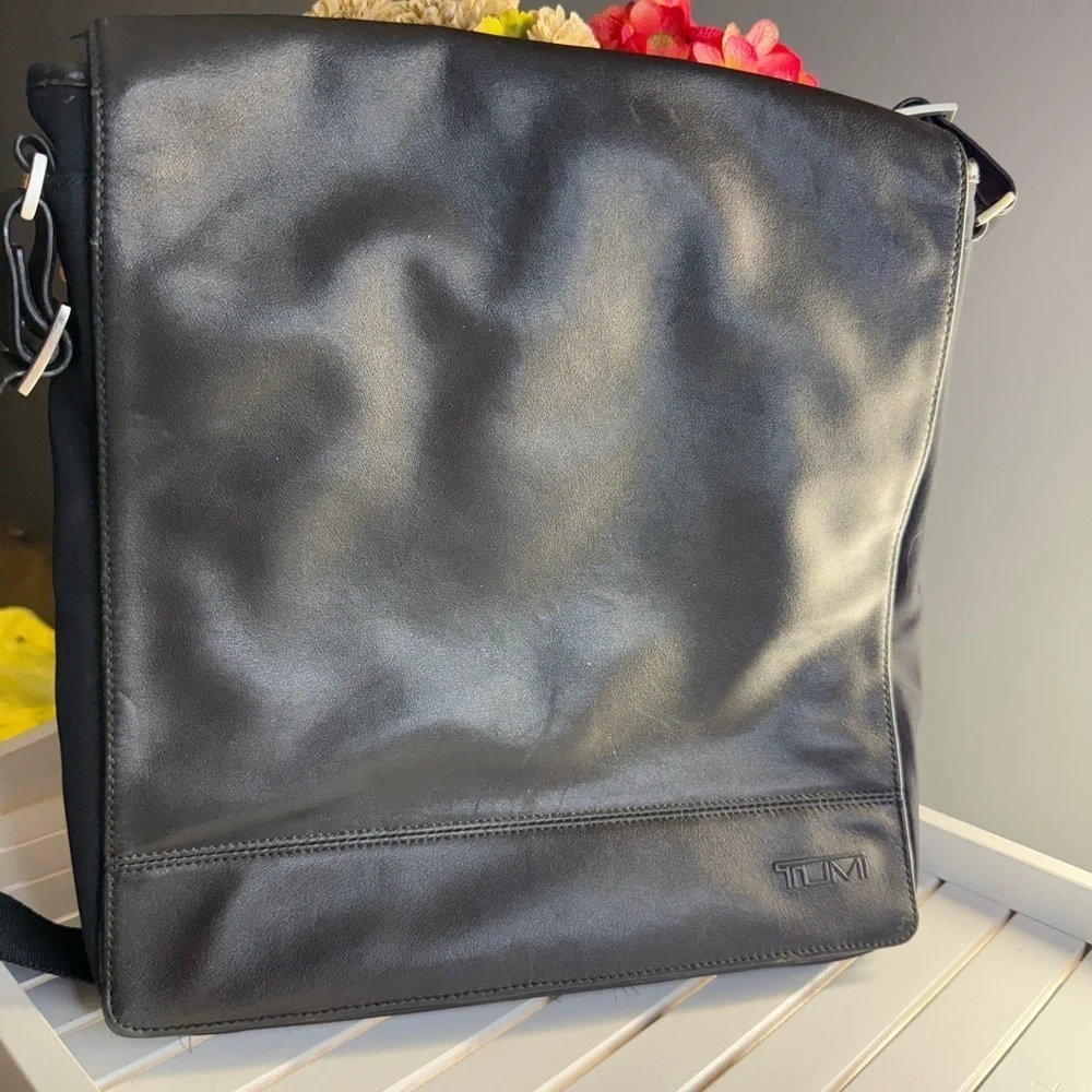 TUMI North South Flap Unisex Messanger Bag EUC